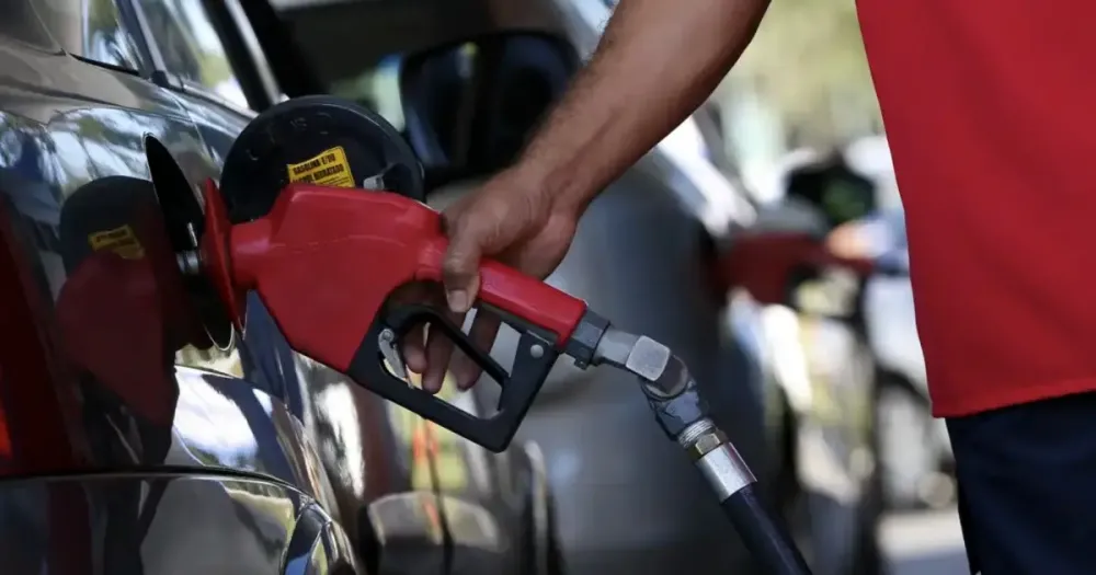 Setor automotivo cobra do governo Lula testes para aumentar etanol na gasolina para 32%