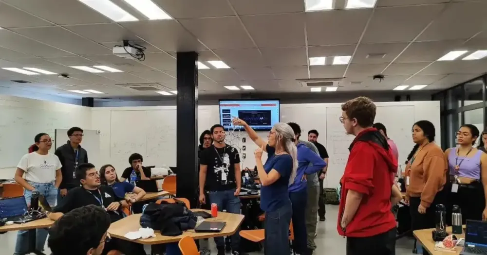 Trabalhadores com ensino superior dobram em 13 anos e renda segue abaixo do recorde