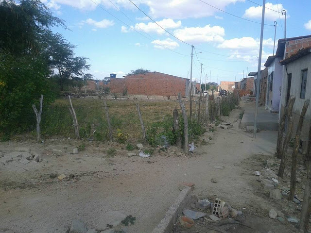 MORADORES DA RUA AURELIANO COSTA SOLICITAM POSICIONAMENTO DO PREFEITO SOBRE ABERTURA DA RUA
