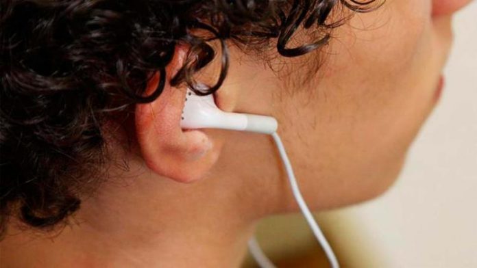 Jovens estão perdendo audição por causa de fones de ouvido, alerta conselho