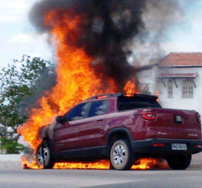 Carro da ex-prefeita de Queimadas pega fogo na BA 120