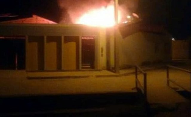 JEREMOABO-BA: CASA DE CIGANO ENVOLVIDO NA MORTE DE POLICIAL É INCENDIADA
