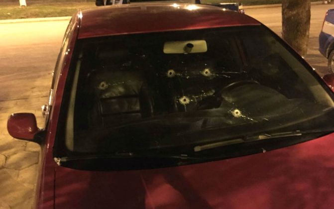 Jovem de 19 anos é alvejado dentro de carro no interior da Bahia