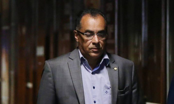 Deputado tenta entrar na cadeia com queijo e biscoitos escondidos na cueca