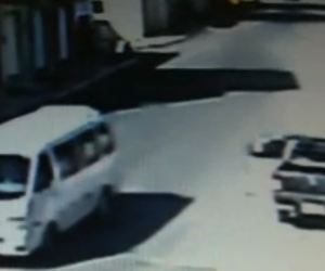 Motorista de van atropela motociclista em avenida no centro de Jatobá, assista