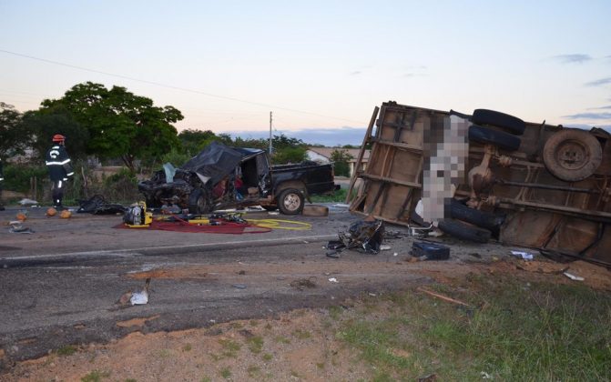 Dois homens e uma mulher morrem em violenta colisão na BA-262