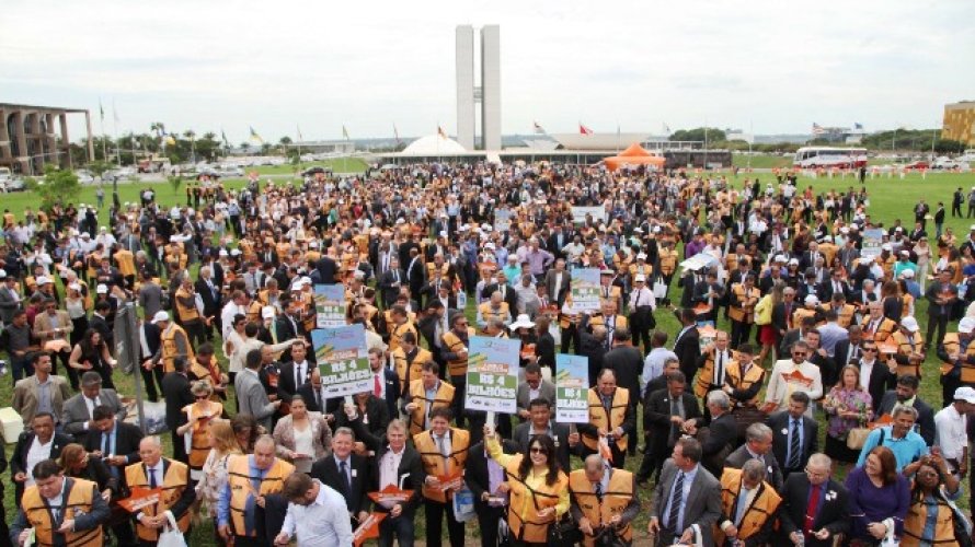 CCJ do Senado aprova PEC que amplia fundo dos municípios