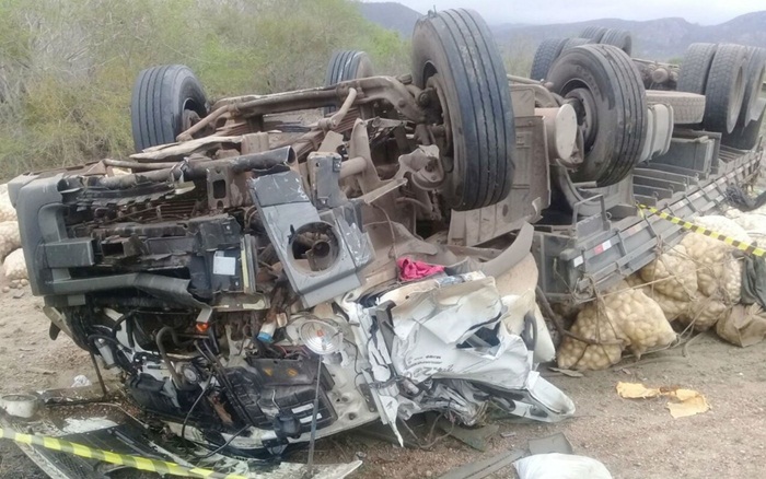 Motorista de caminhão morre após tombar veículo na BR-116, na Bahia