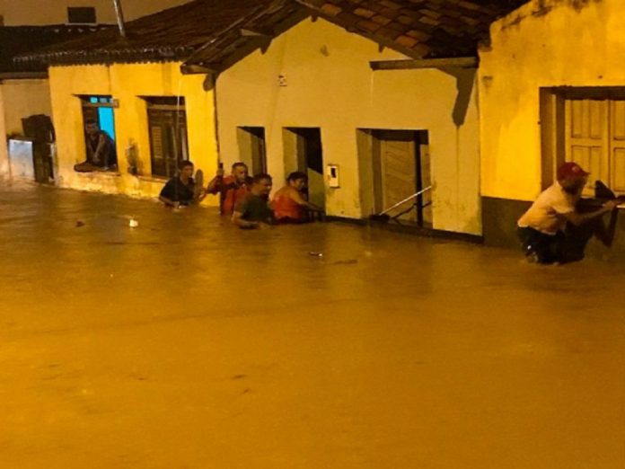 Chuvas deixam mais de 300 desabrigados em cidade baiana