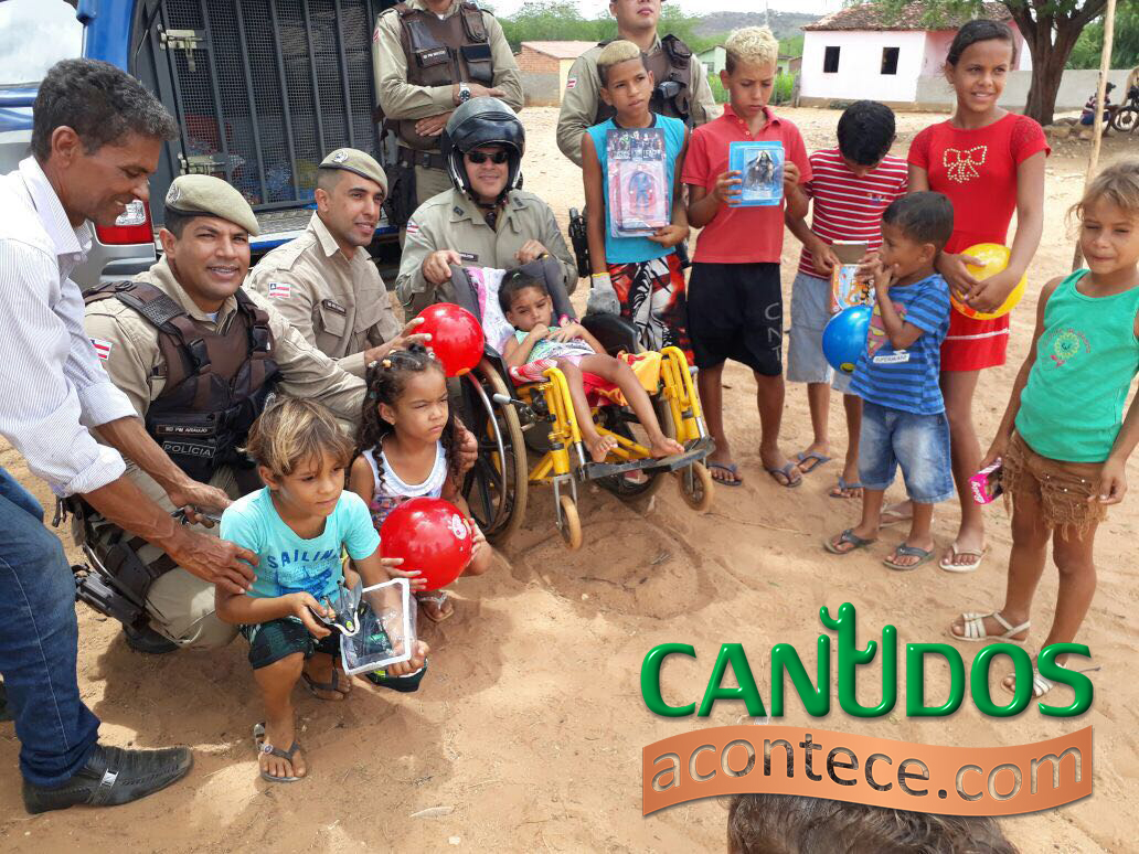 POLICIA MILITAR DE CANUDOS FAZ ENTREGA DE BRINQUEDOS AS CRIANÇAS DO MUNICÍPIO