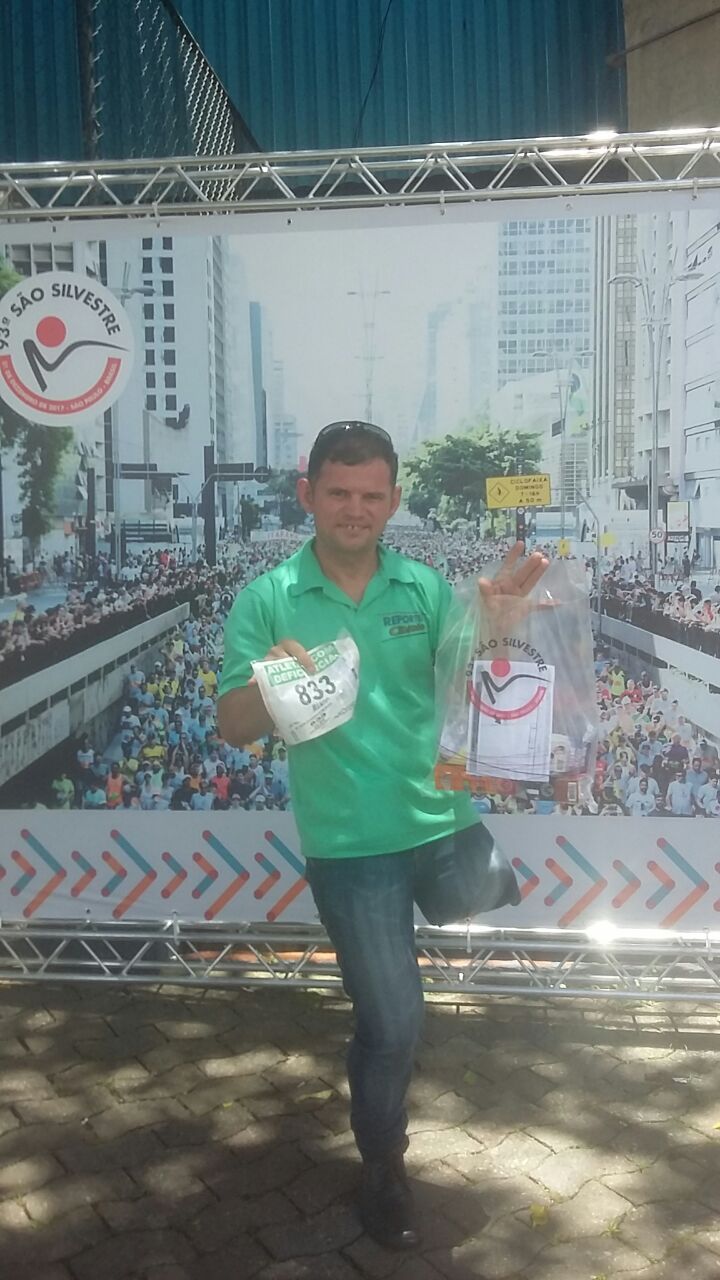 Uauá: Atleta que foi desprezado pela administração municipal recebe kits da São Silvestre e emociona população