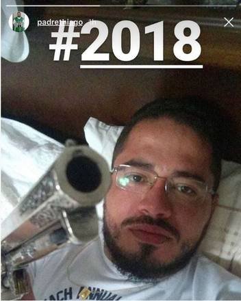 Padre causa polêmica após postar foto com revólver no WhatsApp