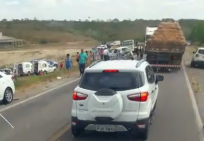 COLISÃO FRONTAL DEIXA QUATRO MORTOS NA BR 116, ENTRE SANTA BÁRBARA E SERRINHA