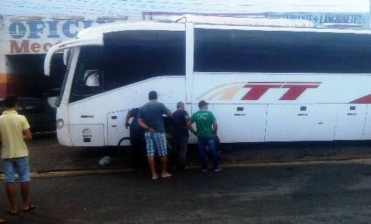 Borracheiro morre após macaco quebrar e ônibus cair sobre ele na Bahia
