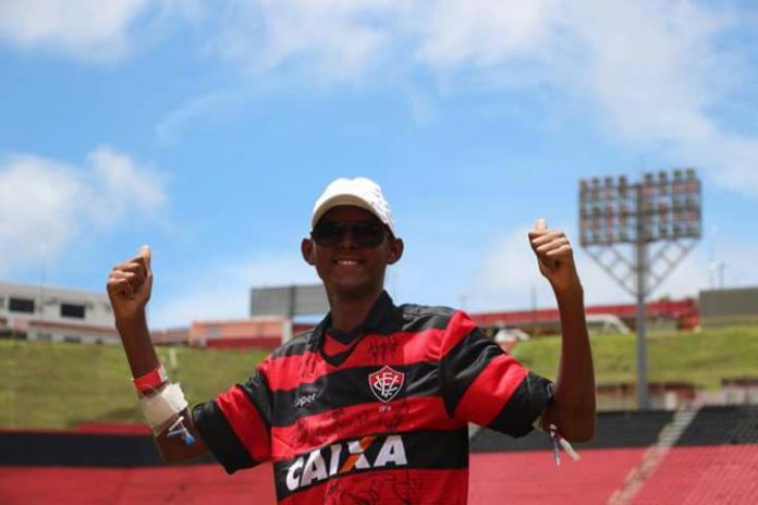 Jovem de Cansanção com doença grave realiza o sonho de conhecer o estádio e os jogadores do Vitória