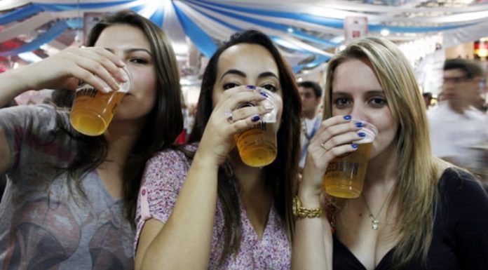 Mulher que bebe cerveja é mais feliz e tem menos chances de infartar, revela estudo