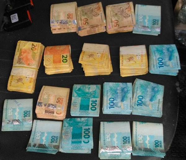 Polícia apreende jovem de 17 anos com arma e quase R$ 20 mil roubados de banco em Abaré- BA