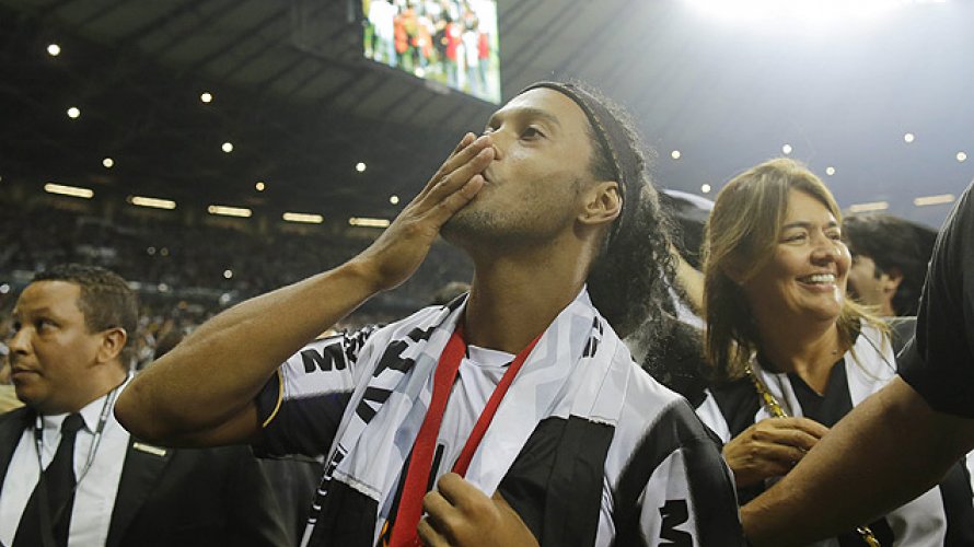 Homenageado por ídolos, Ronaldinho irá detalhar despedida em março