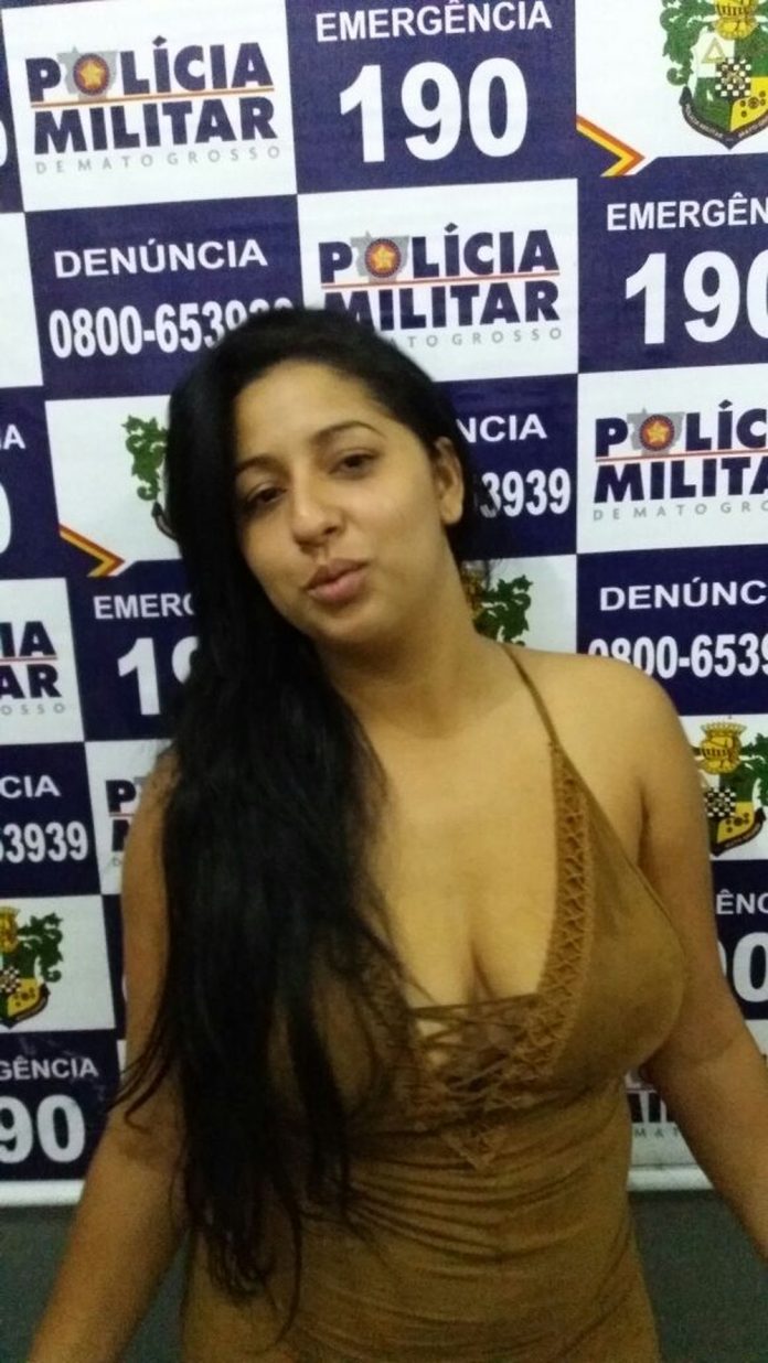 Presa por tráfico, jovem faz pose e “biquinho” para foto na delegacia