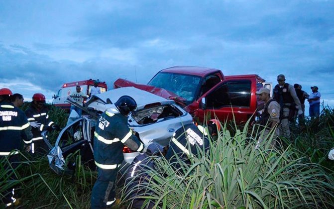 Adolescentes de 12, 15 e 16 anos morrem em batida após roubarem carro na Bahia