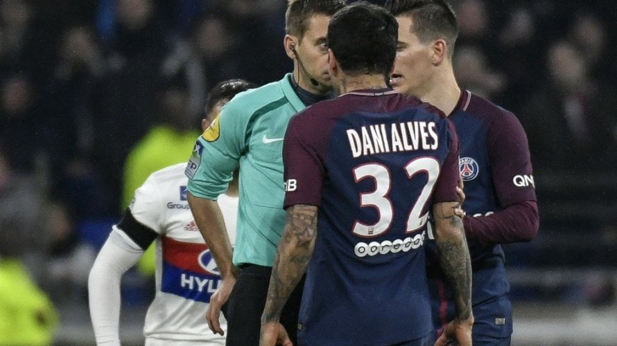 Daniel Alves pega três jogos de suspensão após expulsão na derrota para o Lyon