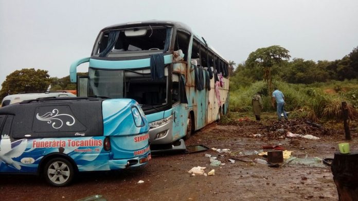 7 pessoas morrem e 20 ficam feridas após ônibus que viajava da Bahia para TO capotar