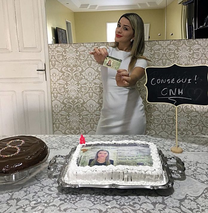 Reprovada 8 vezes, mulher faz festa com ‘bolo de CNH’ ao tirar habilitação