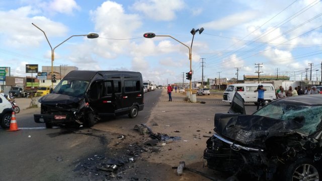 Duas pessoas morrem em colisão entre van e carro de passeio em Feira