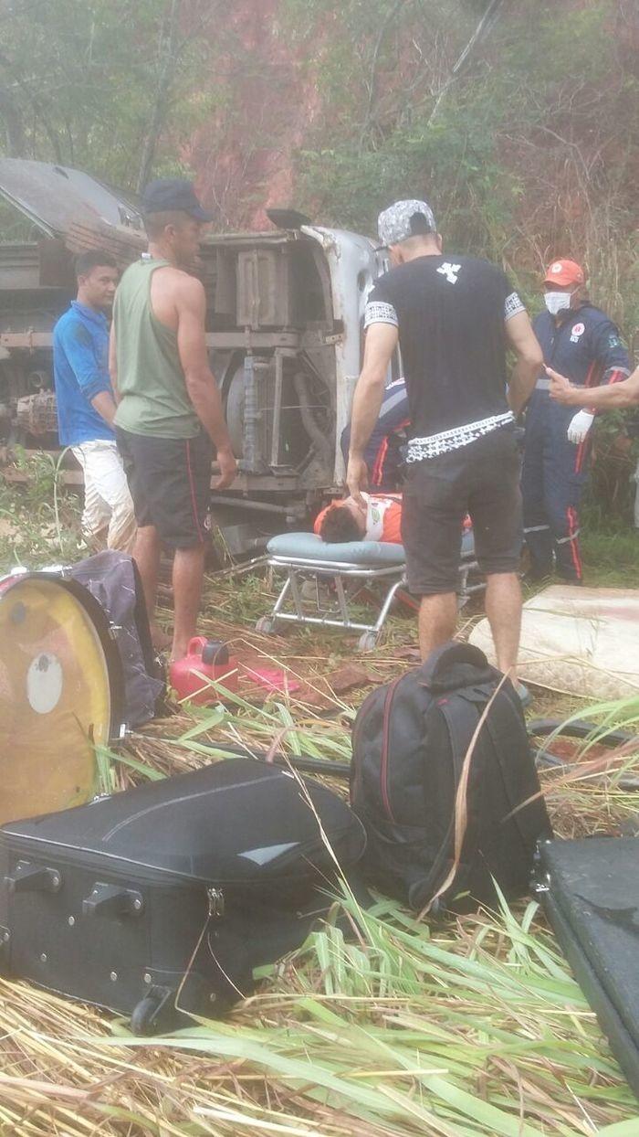 FILHO DO CANTOR CRISTIANO NEVES MORRE EM ACIDENTE COM MICRO-ÔNIBUS DA BANDA; CRISTIANO NEVES E OUTROS COMPONENTES FICARAM FERIDOS
