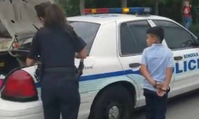 Menino de 7 anos é detido e algemado por bater em professor e pais ficam revoltados