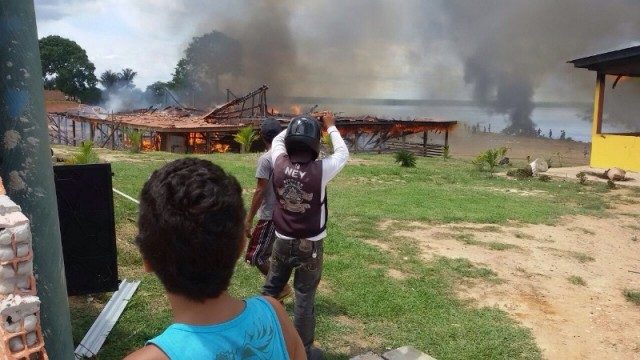 População queima casa do Prefeito, de Vereadores e toca fogo na Câmara