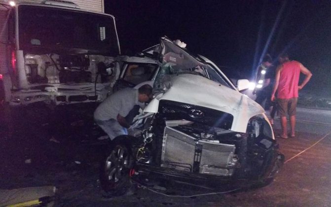 Mulher morre e marido fica ferido após carro ser atingido por caçamba e bater em caminhão na BR-116