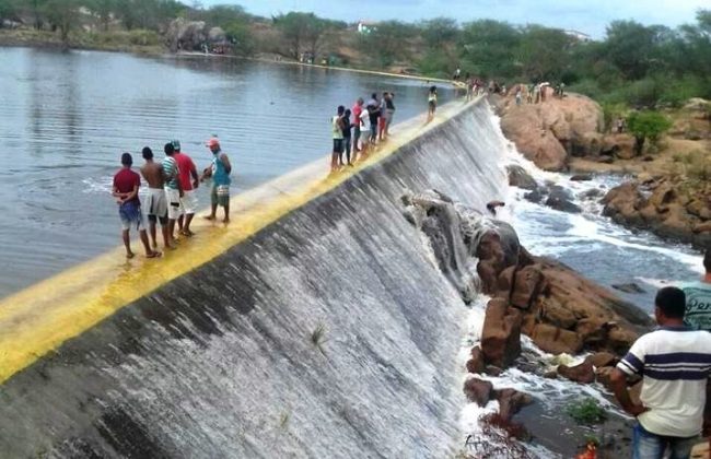 Barragem da leste transborda trazendo alivio para a População de Queimadas