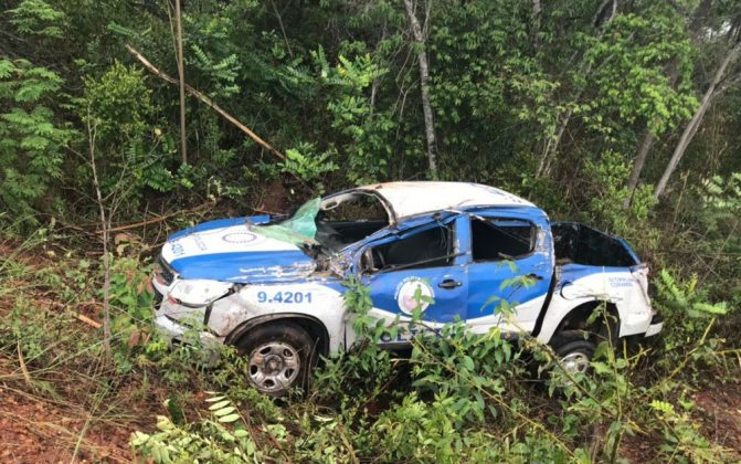 PMs ficam feridos após violenta batida entre viatura e caminhão na BA-142