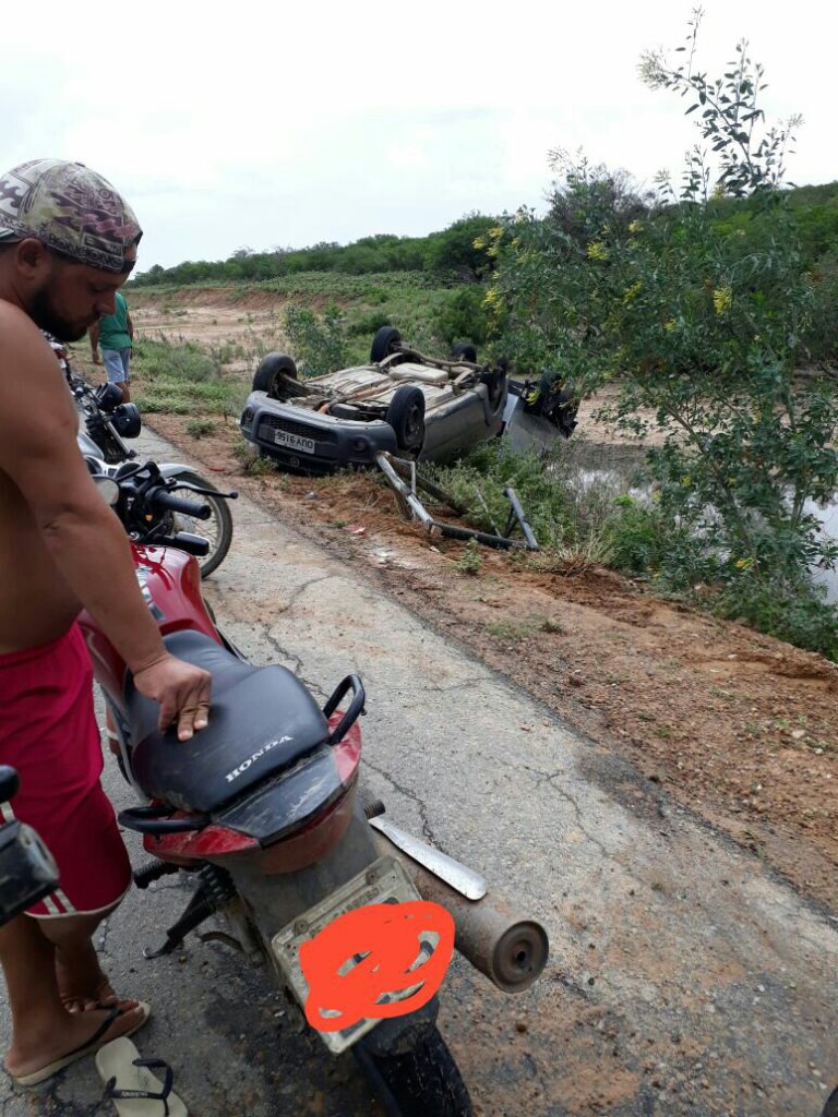 ACIDENTE NA BR 235 PRÓXIMO A UAUÁ DEIXA APENAS DANOS MATERIAIS