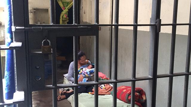 Bebê de 3 dias está detido em cela de 2 metros com a mãe
