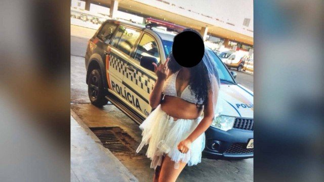 Deu zika: Casal é preso após tirar foto com gesto obsceno em frente à viatura