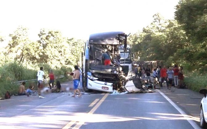 Grave acidente entre ônibus e carreta deixa ao menos 6 mortos e dezenas de feridos na BR-020