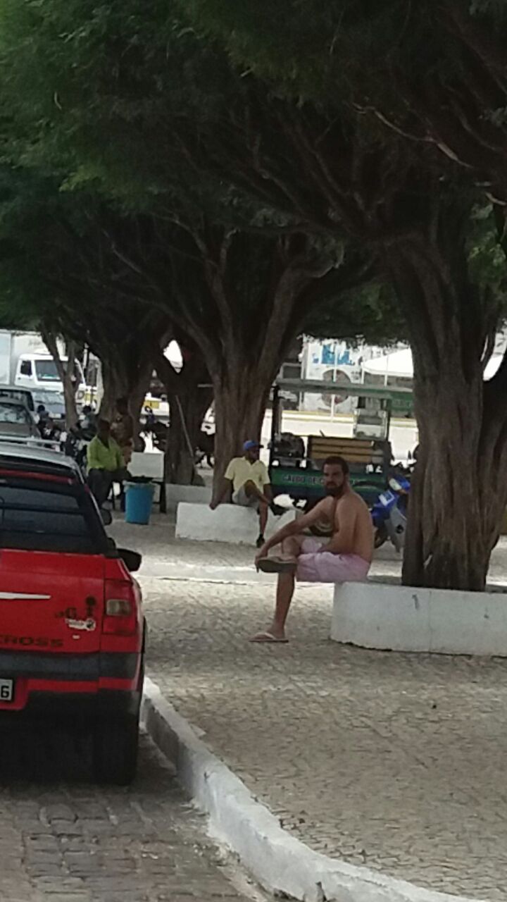 Enquanto prefeito de Uauá estava lendo mensagem, funcionário comissionado estava na praça sentado sem camisa