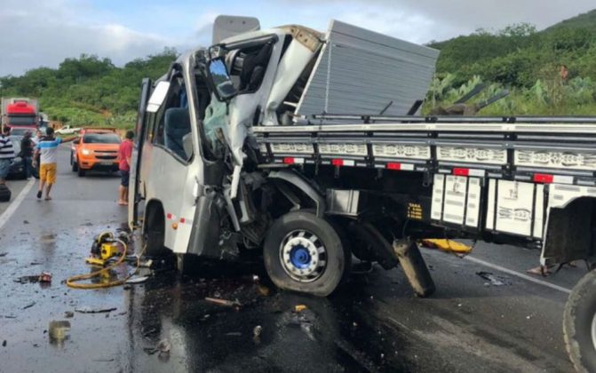 Colisão frontal entre micro-ônibus e caminhão deixa ao menos um morto e 20 feridos na Bahia