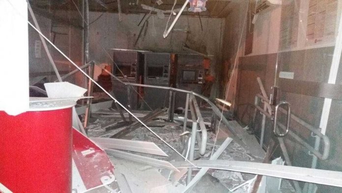 Bandidos explodem agência do Bradesco e bombardeiam pelotão da PM no norte da Bahia