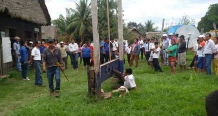 Prefeito é amarrado e humilhado pela população por não cumprir promessas de campanha