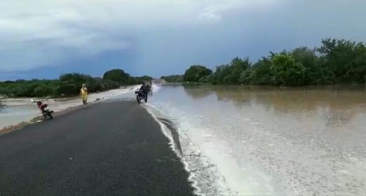 [Vídeo] Águas de chuvas invadem trecho da BR 235 entre Remanso a Campo Alegre de Lourdes