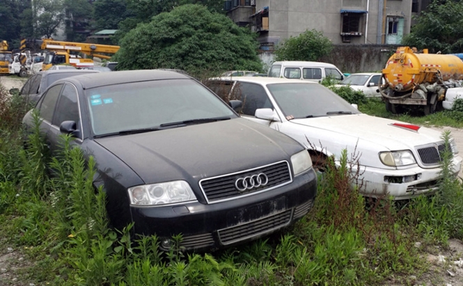 Conheça o inacreditável cemitério com mais de 200 carros de luxo abandonados