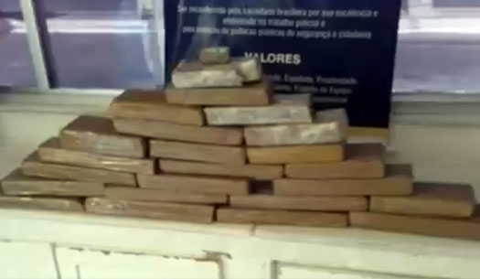 Adolescente grávida é apreendida com 17 quilos de maconha em ônibus na Bahia