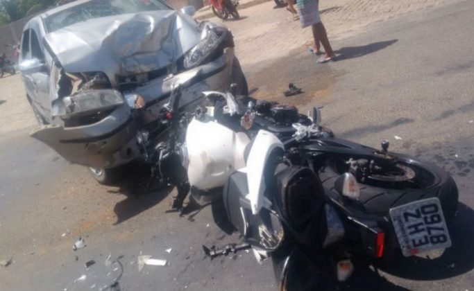 Colisão frontal entre carro e moto de 1300 cilindradas deixa homem gravemente ferido em Jacobina