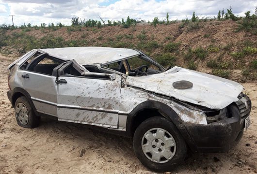 Mulher passa mal e capota carro na BA-120