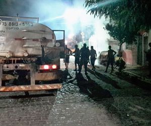 Carro pega fogo no centro de Jeremoabo- BA; Fotos