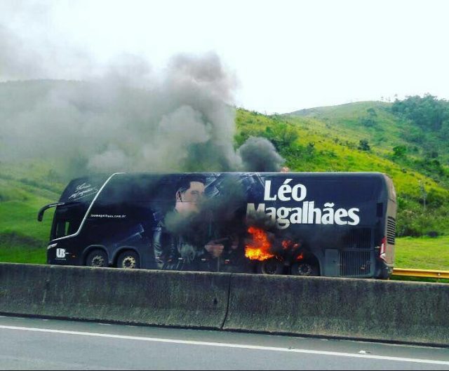  ÔNIBUS DO CANTOR LÉO MAGALHÃES PEGA FOGO EM RODOVIA DO RIO DE JANEIRO