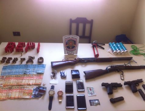  QUATRO SUSPEITOS DE ASSALTOS MORREM APÓS TROCAR TIROS COM A POLÍCIA; MATERIAL APREENDIDO FOI ENCAMINHADO PARA A FORÇA TAREFA DE FLORESTA-PE